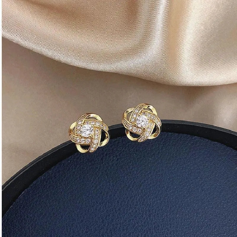 Goldene Spiralohrringe mit Kristallen