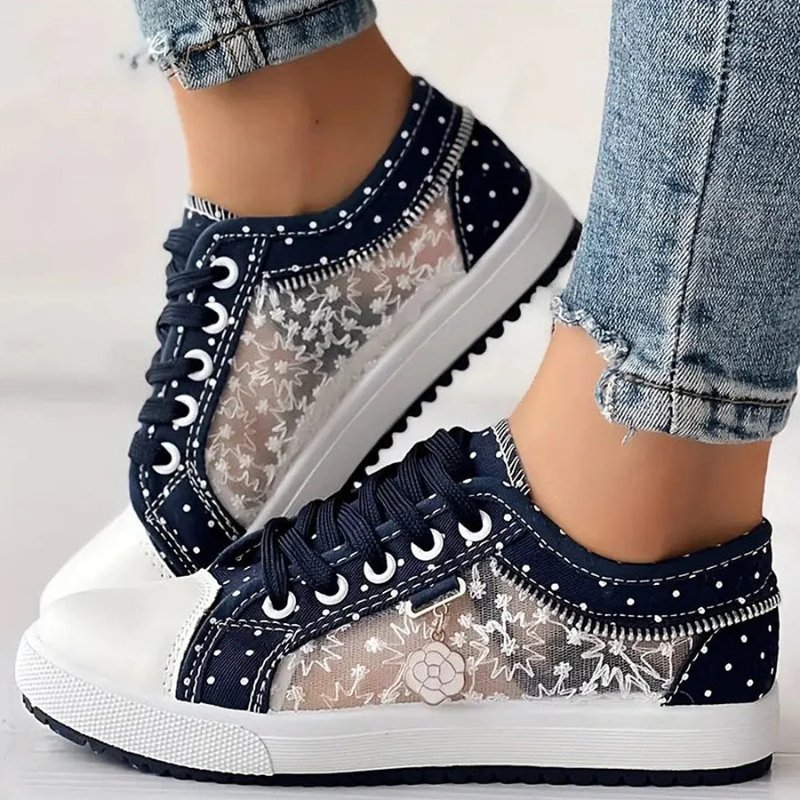 Clara – elegante Sneaker für Damen mit floralen Details