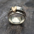 Silberner Ring mit goldenem Herzen