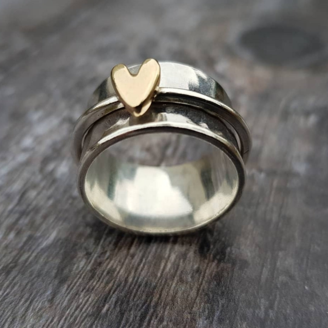 Silberner Ring mit goldenem Herzen