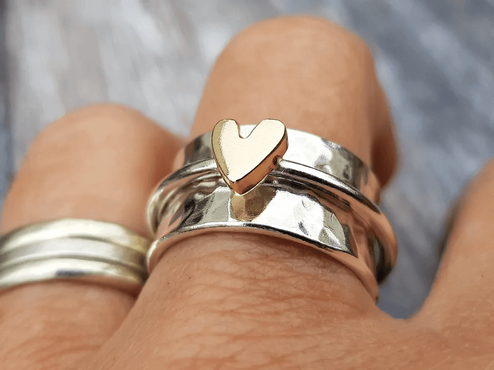 Silberner Ring mit goldenem Herzen
