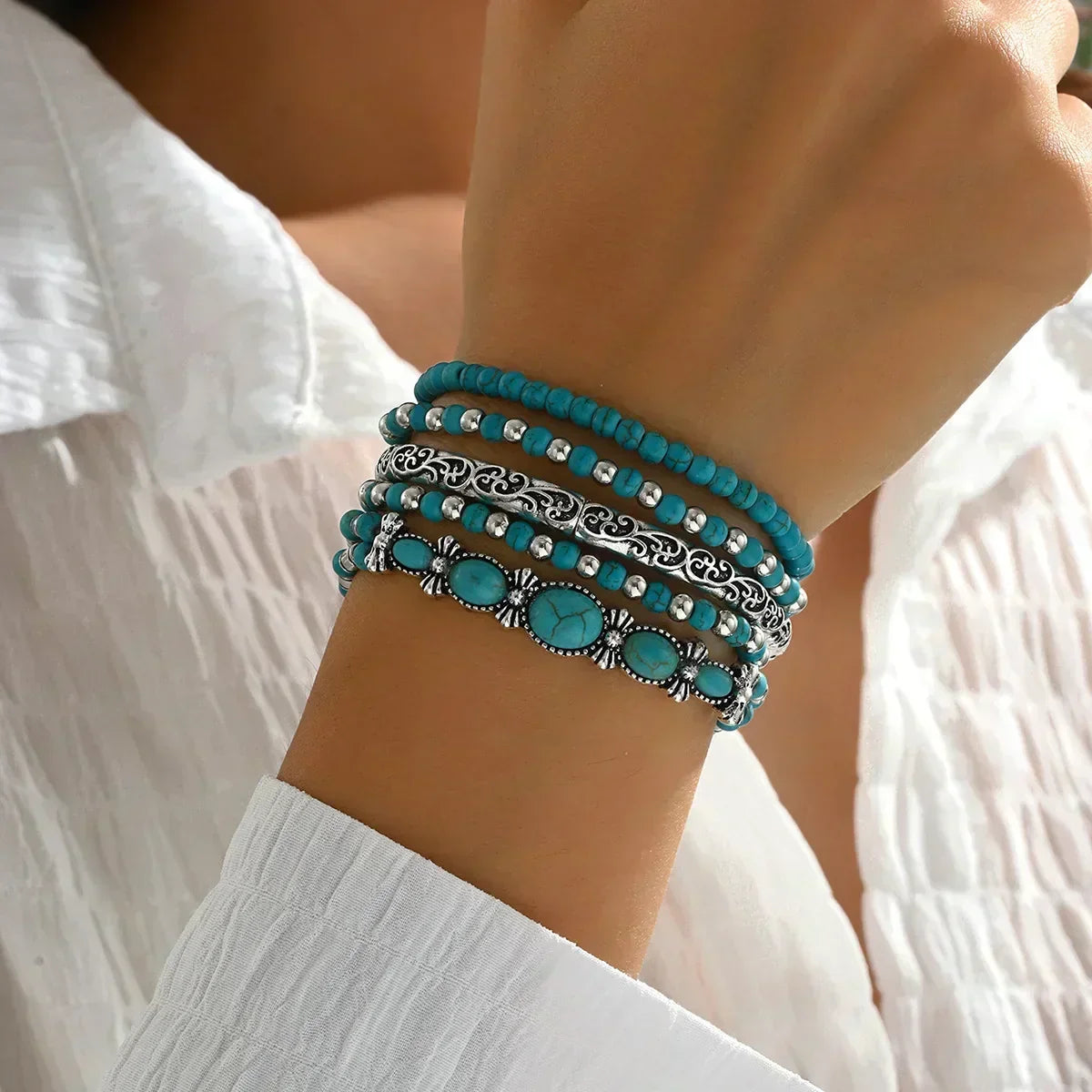 Armbandenset mit türkisfarbenen Perlen