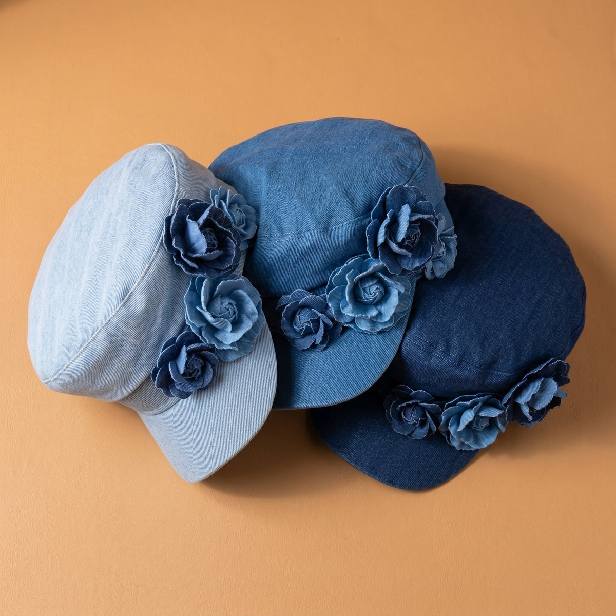 Denim-Hut mit Pfingstrosenmuster